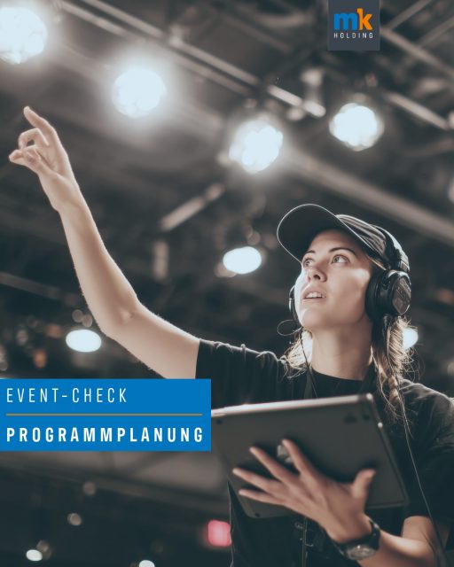 Dein Event steht – aber das Programm bereitet dir noch Sorgen?
Hier kommt dein kompakter Fahrplan für einen Ablauf, der Professionalität ausstrahlt und sicher reibungslos läuft. Speichere dir diesen Check unbedingt ab!
Damit jedes Detail sitzt:
🎯 1. Spannungsbogen
Wie wird der Ablauf strukturiert, damit das Publikum vom Opening bis zum Abschluss aufmerksam bleibt? Gibt es einen klaren Spannungsbogen mit Höhepunkten und ruhigen Momenten?
🎤 2. Abläufe & Übergänge
Sind Rollen, Inhalte und Übergänge zwischen Speaker, Moderation und Programmpunkten abgestimmt? Liegen Zeitvorgaben, Stichpunkte und technische Anforderungen klar vor?
⏱️ 3. Clevere Zeitpuffer für echte Planbarkeit
Sind realistische Zeitfenster geplant – inklusive Puffer für Verzögerungen?
Sind Pausen strategisch gesetzt, sodass sie Energie geben statt den Flow zu stören?
💬 4. Interaktion + Networking ideal dosiert – ohne Überladung
Wie wird das Publikum sinnvoll eingebunden, ohne den Ablauf zu überladen? Sind Networking-Phasen so platziert, dass sie den Austausch fördern und den Tagesrhythmus unterstützen?
🎬 5. Eine Generalprobe, die das gesamte Event auf Punktlandung stellt
Wurde der gesamte Ablauf einmal realistisch durchgespielt? Sind Verantwortlichkeiten, Cue Sheets und technische Abläufe final abgestimmt?
Professionell geplante Programme schaffen Sicherheit – für dein Team, deine Gäste und deine Botschaft. 💡
👉 Mehr Event-Insights? Folge uns!
👉 Bereit für ein Event, das zuverlässig überzeugt? Jetzt anfragen.
#EventCheck #Programmplanung #Eventagentur #MKHolding #BusinessEvents #Firmenveranstaltung #EventTipps #KMU #Eventprofs #Eventplanung