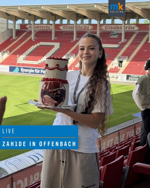 🎤 LIVE VOR ORT IN OFFENBACH! 🏟️
Was für eine Energie am Bieberer Berg! Zum 125-jährigen Jubiläum der Kickers Offenbach bringt Ausnahmekünstlerin Zah1de heute die Bühne zum Beben. Wir sind live dabei und absolut begeistert von dieser großartigen Atmosphäre.
Ein solches Großevent erfordert hinter den Kulissen immer absolute Präzision, logistische Meisterleistungen und ein perfektes Zusammenspiel aller Beteiligten – genau die Werte, für die auch wir täglich brennen. Heute lassen wir uns aber einfach von der grandiosen Stimmung mitreißen.
Ein echtes Doppel-Jubiläum: Wir gratulieren nicht nur dem OFC ganz herzlich zum 125. Geburtstag, sondern senden auch nachträgliche Glückwünsche an Zah1de, die erst gestern ihren 16. Geburtstag gefeiert hat! Alles Gute und danke für diese Show! 🎉💙
Planst du selbst ein emotionales Großevent oder Firmenjubiläum, das von der ersten bis zur letzten Minute perfekt durchdacht sein soll? Lass uns dein Event unvergesslich machen. 🤝
👉 Folge uns für mehr Event-Insights aus der Region!
#MKHolding #KickersOffenbach #OFC125 #Zah1de #Offenbach #BiebererBerg #Grossveranstaltungen #Eventprofs #HessenEvents #LiveInOffenbach
