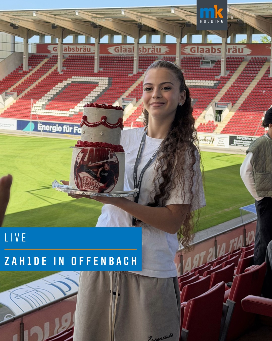 🎤 LIVE VOR ORT IN OFFENBACH! 🏟️
Was für eine Energie am Bieberer Berg! Zum 125-jährigen Jubiläum der Kickers Offenbach bringt Ausnahmekünstlerin Zah1de heute die Bühne zum Beben. Wir sind live dabei und absolut begeistert von dieser großartigen Atmosphäre.
Ein solches Großevent erfordert hinter den Kulissen immer absolute Präzision, logistische Meisterleistungen und ein perfektes Zusammenspiel aller Beteiligten – genau die Werte, für die auch wir täglich brennen. Heute lassen wir uns aber einfach von der grandiosen Stimmung mitreißen.
Ein echtes Doppel-Jubiläum: Wir gratulieren nicht nur dem OFC ganz herzlich zum 125. Geburtstag, sondern senden auch nachträgliche Glückwünsche an Zah1de, die erst gestern ihren 16. Geburtstag gefeiert hat! Alles Gute und danke für diese Show! 🎉💙
Planst du selbst ein emotionales Großevent oder Firmenjubiläum, das von der ersten bis zur letzten Minute perfekt durchdacht sein soll? Lass uns dein Event unvergesslich machen. 🤝
👉 Folge uns für mehr Event-Insights aus der Region!
#MKHolding #KickersOffenbach #OFC125 #Zah1de #Offenbach #BiebererBerg #Grossveranstaltungen #Eventprofs #HessenEvents #LiveInOffenbach